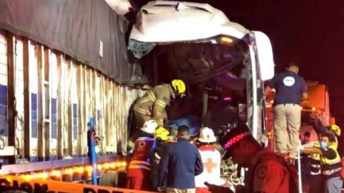 Choca autobús de pasajeros contra un tráiler en Tamaulipas; hay 2 muertos y 35 heridos