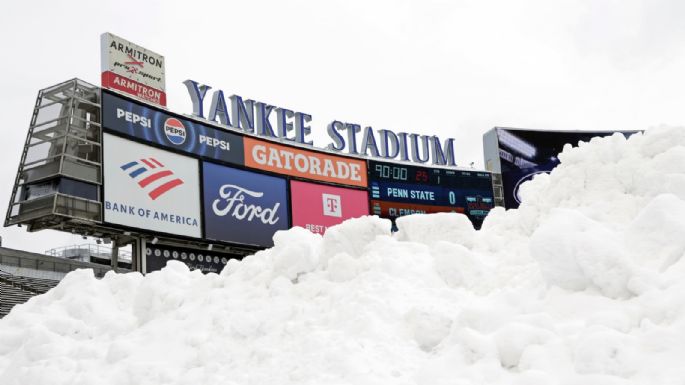 Tormenta invernal complica los viajes de fin de año en Nueva York; tres muertos en California