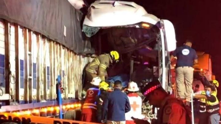 Choca autobús de pasajeros contra un tráiler en Tamaulipas; hay 2 muertos y 35 heridos