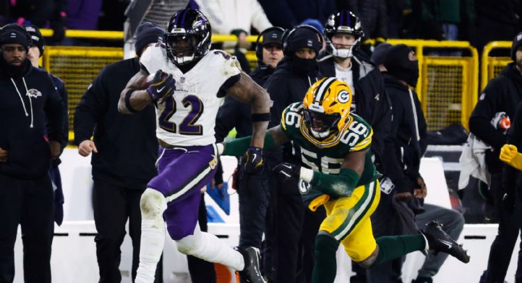 Gracias a actuación magistral de Henry, Ravens siguen con vida al vencer a Packers