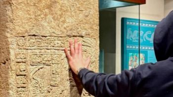 “Regañan” a Bad Bunny por tocar una estela maya en el Museo de Antropología