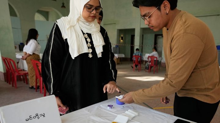 Myanmar vota en elecciones sin oposición, en medio de represión y una guerra civil