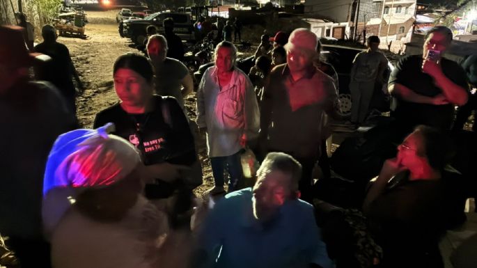 En Culiacán elementos de la Fiscalía desalojan a desplazados por violencia de guerra del narco