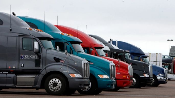 California retrasa revocación de 17 mil licencias de conducir comerciales tras demanda de inmigrantes