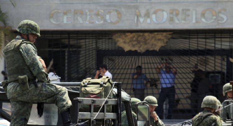 Detienen a adulta mayor en penal de Atlacholoaya por presunto intento de ingresar celulares