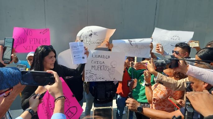 Protestan en cuartel de la Guardia Nacional por agresiones contra reporteros