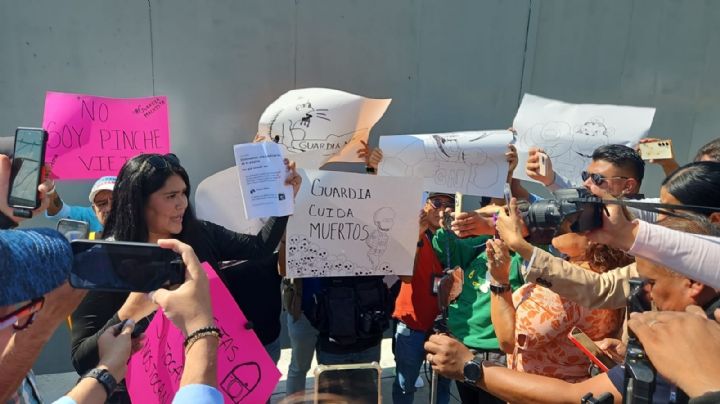 Protestan en cuartel de la Guardia Nacional por agresiones contra reporteros