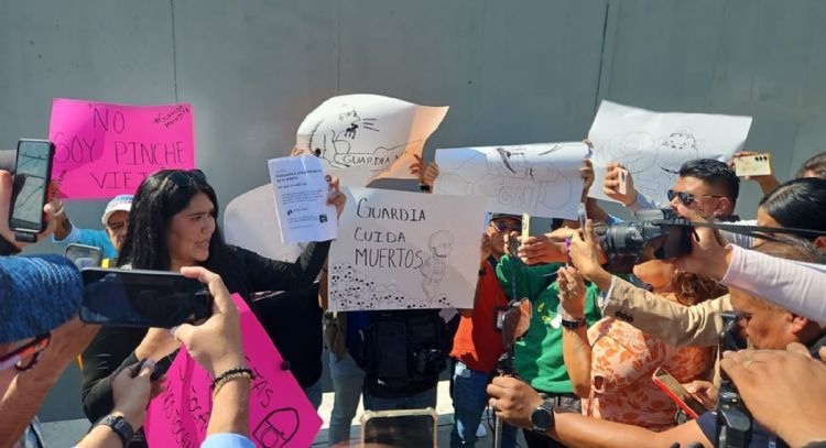 Protestan en cuartel de la Guardia Nacional por agresiones contra reporteros