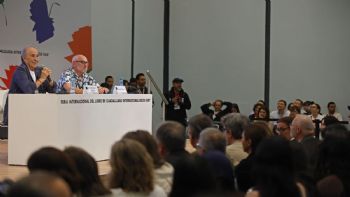 Joan Manuel Serrat causa furor en la FIL; se retira un momento de la charla por los gritos (Video)