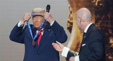 Trump recibe el nuevo premio de la paz de la FIFA durante el sorteo de la Copa Mundial de 2026
