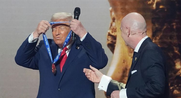 Trump recibe el nuevo premio de la paz de la FIFA durante el sorteo de la Copa Mundial de 2026