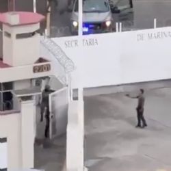 Marinos someten a un sujeto armado frente a sede naval en Puerto Vallarta (Video)