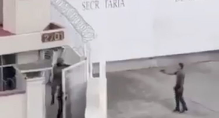 Marinos someten a un sujeto armado frente a sede naval en Puerto Vallarta (Video)