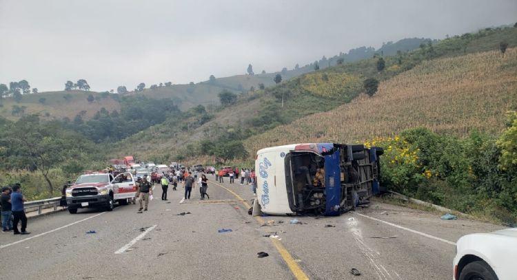 Vuelca autobús que transportaba a jornaleros tsotsiles; hay un fallecido (Videos)