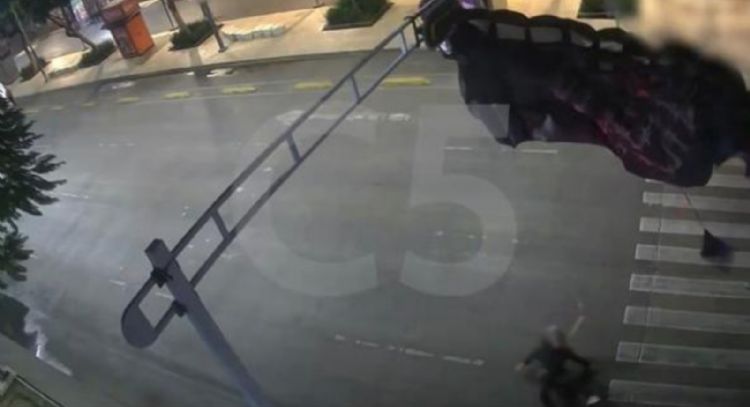 Paracaidista se atora en semáforo de Avenida Balderas, en el centro de la CDMX (Video)