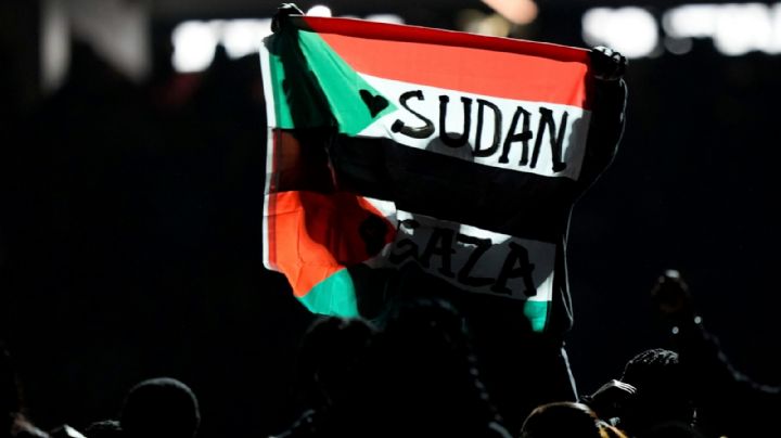 Artista que desplegó bandera sudanesa-palestina en medio tiempo del Super Bowl no enfrentará cargos