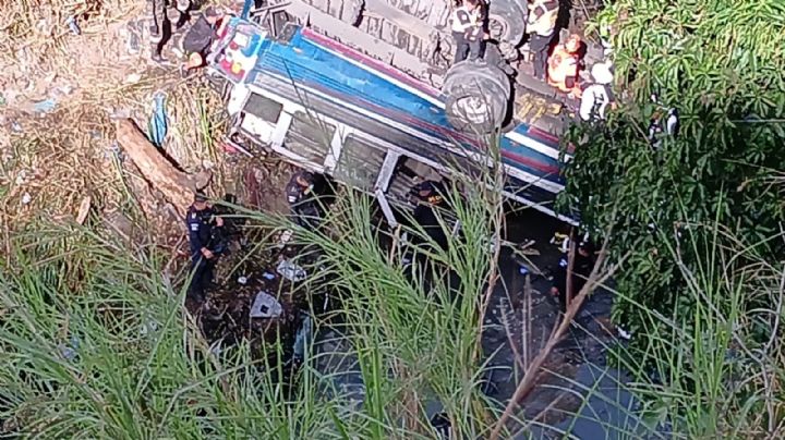 Autobús colisiona y cae desde un puente dejando al menos 40 muertos en Guatemala