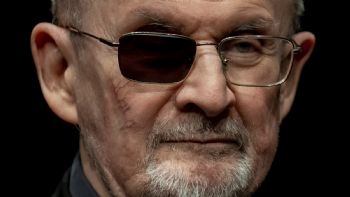 El escritor Salman Rushdie habla en el juicio contra su atacante: "quedé en un lago de sangre"