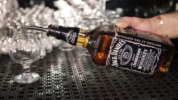 Ventas de whiskey estadunidense caen ante amenazas de guerra comercial