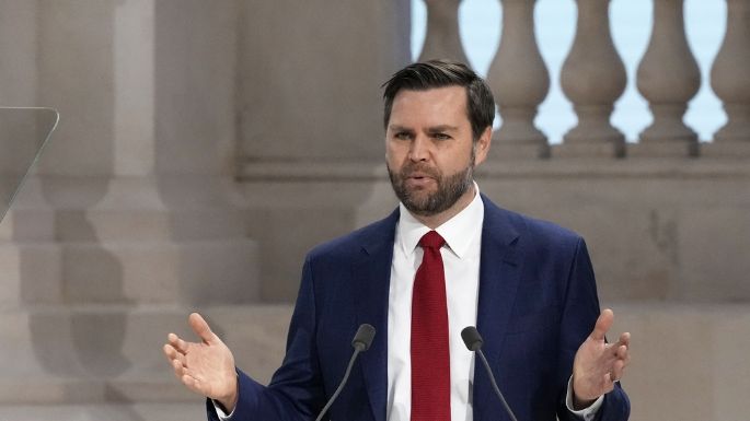 JD Vance arremete contra el "exceso de regulación" de la IA y critica la estrategia europea