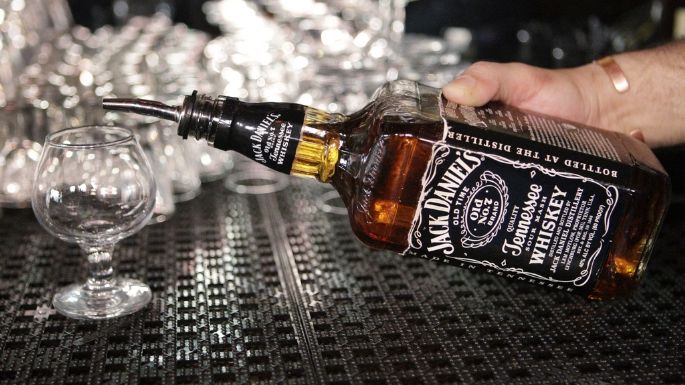 Ventas de whiskey estadunidense caen ante amenazas de guerra comercial