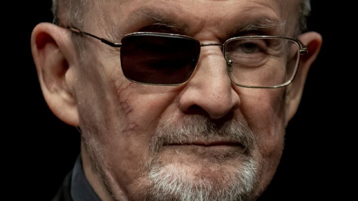 El escritor Salman Rushdie habla en el juicio contra su atacante: "quedé en un lago de sangre"