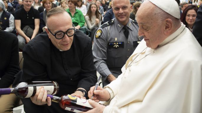 Botellas de bourbon de Kentucky firmadas por el Papa recaudan miles de dólares para obras benéficas