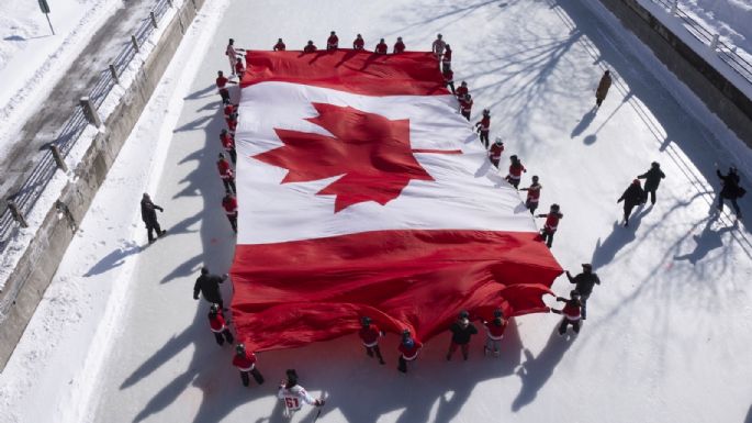 Canadienses celebran aniversario de su bandera mientras Trump busca convertir su país en un estado