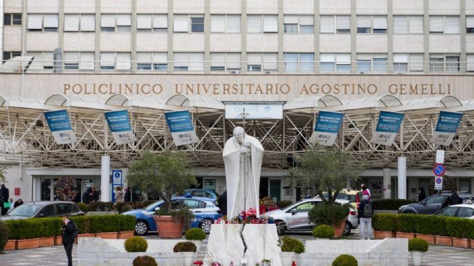 El papa seguirá en el hospital por un "cuadro clínico complejo"