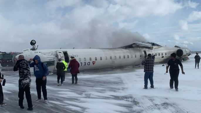 Vuelca avión de Delta en Toronto y deja al menos ocho heridos