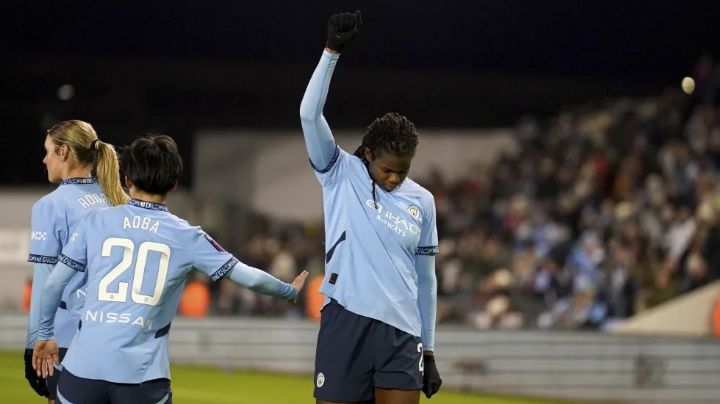 Jugadora del Manchester City anota gol y realiza el saludo del Poder Negro contra insultos racistas