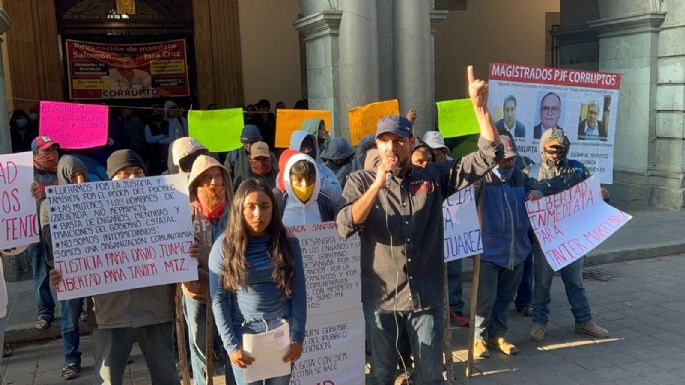 Bloquean carreteras federales en Oaxaca; manifestantes acusan a Salomón Jara de engañarlos