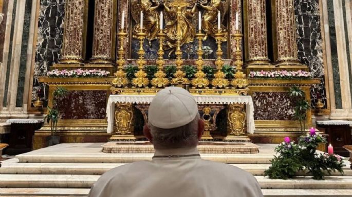 Papa Francisco padece neumonía bilateral; cuadro clínico sigue siendo "complejo"