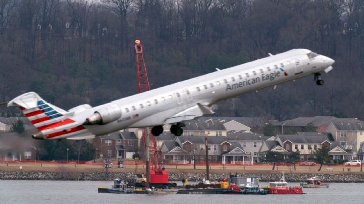 Trump inicia despidos de personal de control de tráfico aéreo semanas después de choque en DC