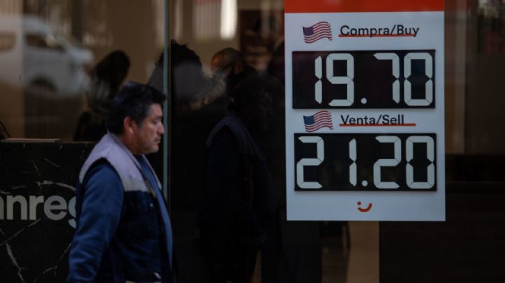 Peso mexicano tiembla ante aranceles; dólar se vende en más de 21 pesos en ventanillas