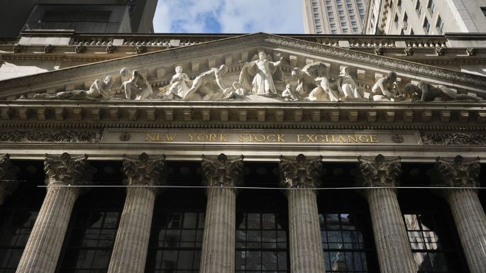 Wall Street cae por preocupaciones de empresas y consumidores sobre aranceles y Washington