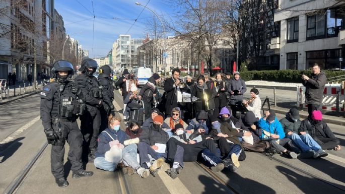 Manifestantes bloquean una marcha neonazi en Berlín