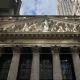 Wall Street cae por preocupaciones de empresas y consumidores sobre aranceles y Washington