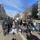 Manifestantes bloquean una marcha neonazi en Berlín