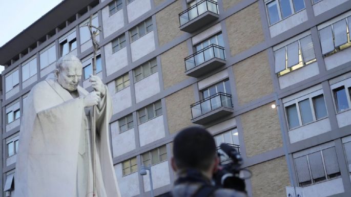 El papa Francisco está sumamente grave por fallo renal temprano, pero se mantiene alerta