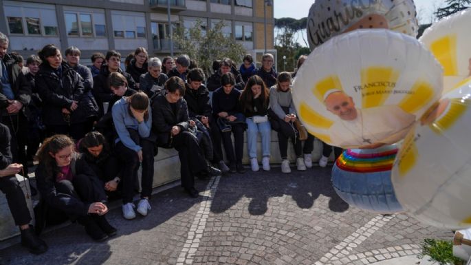 Vaticano anuncia oraciones vespertinas diarias por salud del Papa Francisco en la Plaza de San Pedro