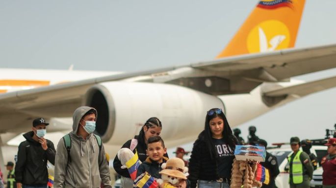 Aterrizan en Venezuela casi 250 migrantes procedentes de México tras deportación desde EU (Video)