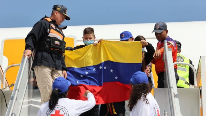 Aterrizan en Venezuela casi 250 migrantes procedentes de México tras deportación desde EU (Video)