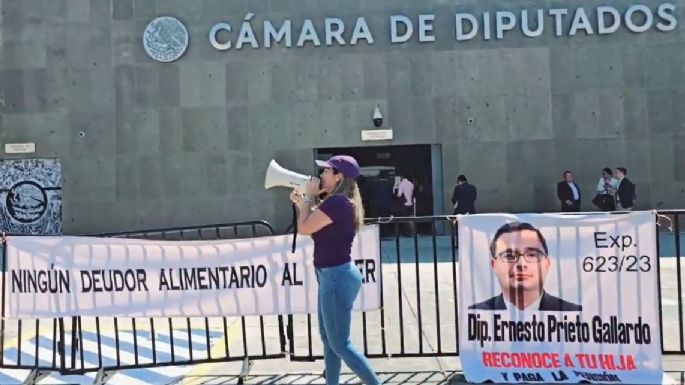 En las puertas de la Cámara de Diputados, acusan a legislador morenista de ser deudor alimentario