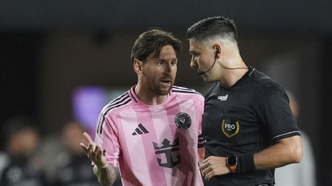 MLS multa a Messi por poner la mano en el cuello de asistente del NYCFC (Video)