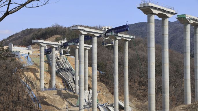 Colapso de un puente en construcción, en Corea del Sur, provoca la muerte de cuatro trabajadores