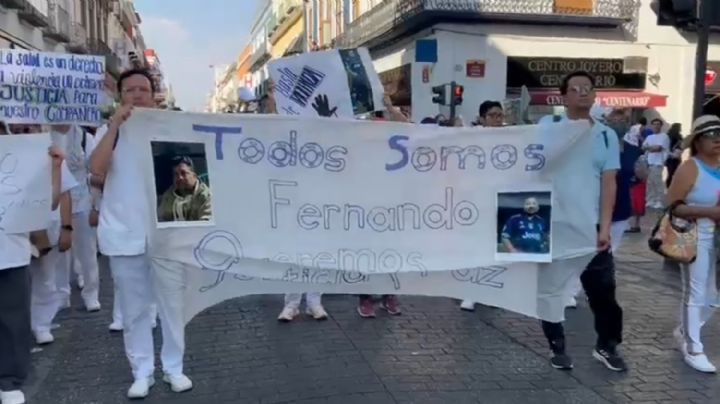 Personal de salud marcha en Puebla tras el violento asalto a enfermero