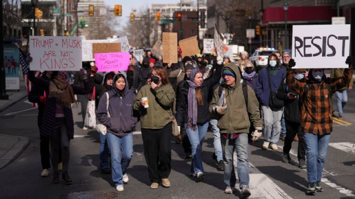 Miles protestan contra las políticas del gobierno de Trump en ciudades de EU