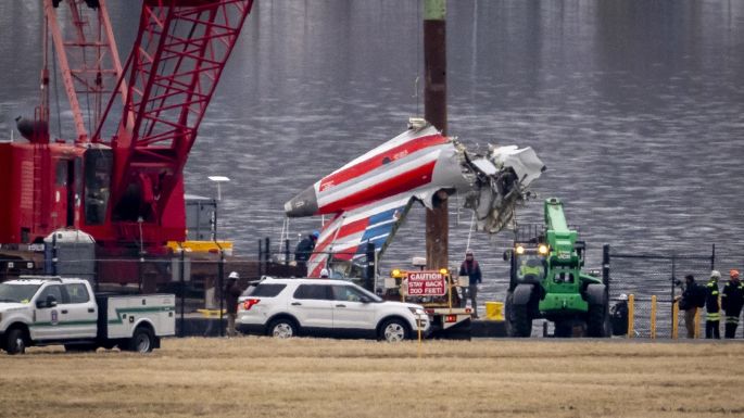 Trump culpa al "obsoleto" sistema de control aéreo por colisión de avión y helicóptero en Washington