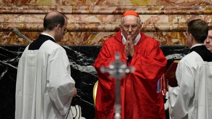 Con el interés en “Cónclave”, nominada al Oscar, el papa mantiene al decano de cardenales